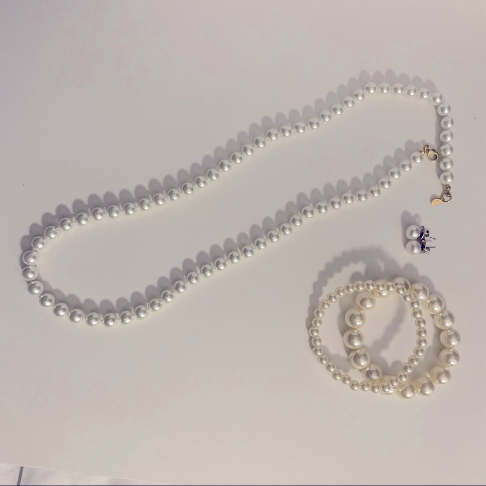 Pearl necklace and bracelet set